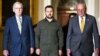 Президент України Володимир Зеленський (у центрі) з лідером сенатської меншості Мітчем Макконнелом (ліворуч) і лідером сенатської більшості Чаком Шумером (праворуч) на Капітолійському пагорбі у Вашингтоні. архівне фото, 21 вересня 2023 року
