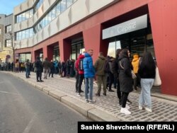 Українці в черзі у паспортний сервіс у Празі