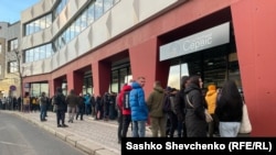 У Празі черга на нові паспорти вишиковується з 5-ї ранку, а перші з охочих займали місця у ній з 23-ї години попереднього дня