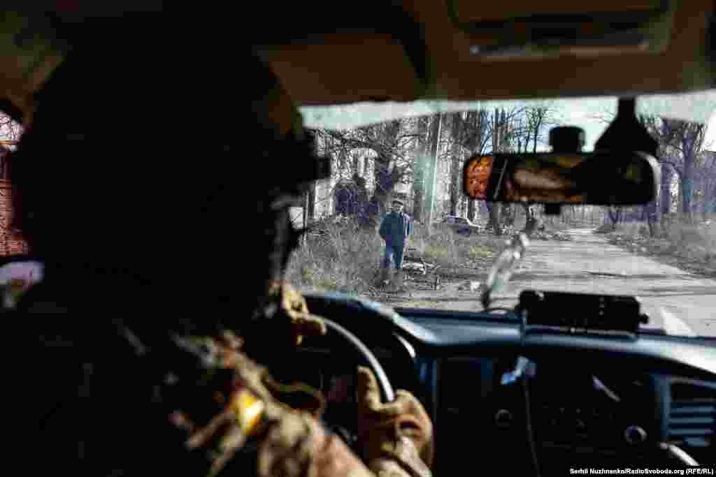 Розбиті вулиці Авдіївки майже пусті, але зрідка на них можна побачити цивільних