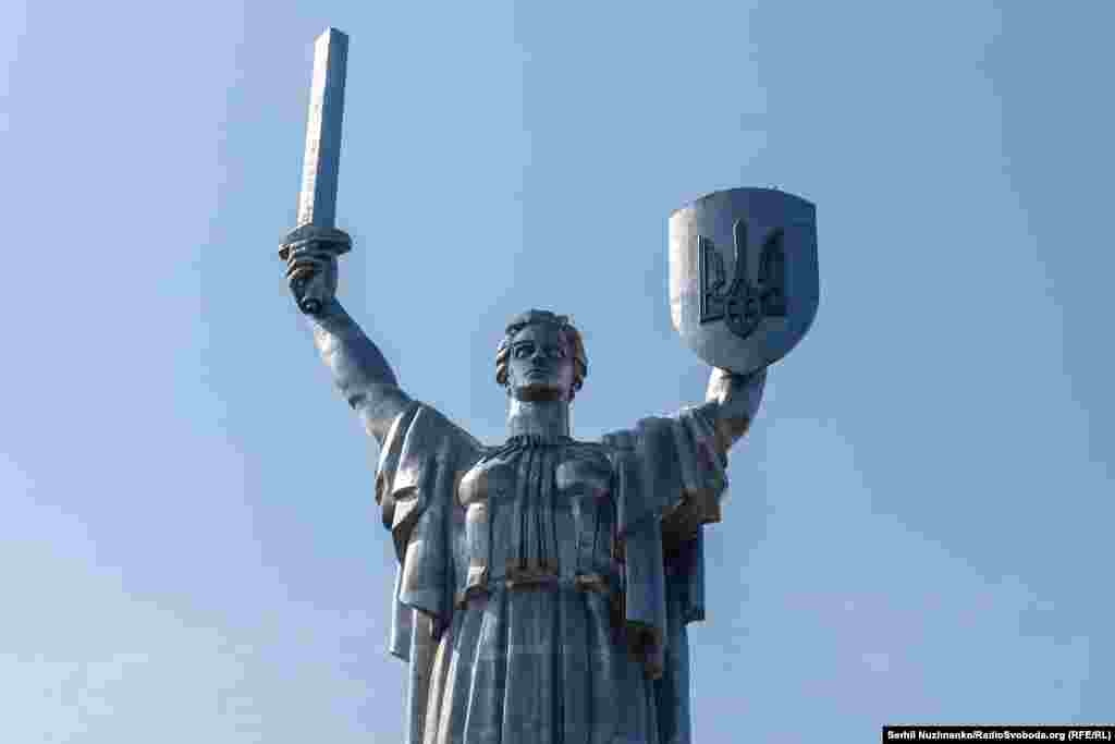 Тризуб на щиті монументу «Батьківщина-мати». Виставка «Знак на щиті» триватиме близько року