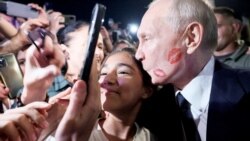 Кто вместо Путина целуется с людьми Кто вместо Путина целуется с людьми