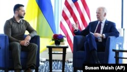 Президент України Володимир Зеленський і президент США Джо Байден (праворуч) під час зустрічі на полях саміту «Групи семи» (G7). Хіросіма, Японія, 21 травня 2023 року