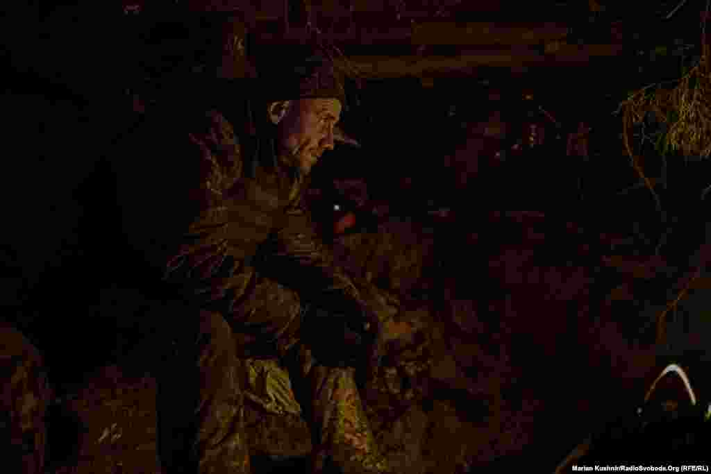 Довго працювати не вдається, оскільки за якийсь час розпочинається черговий обстріл. Російські війська пускають в бік позицій ЗСУ артилерійські залпи та снаряди із РСЗВ «Град». Усім однозначно треба в укриття. Осколки від снарядів – безжальна річ.