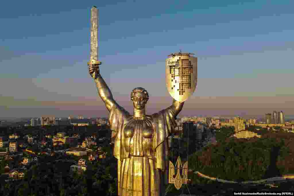 У неділю вранці, 6 серпня, на щит монумента «Батьківщина-мати» встановили Тризуб