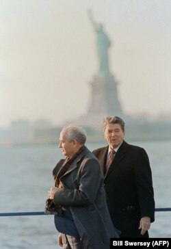 7 decembrie 1988, New York City, președintele american de la acea vreme, Ronald Reagan, și secretarul general al PCUS, Mihail Gorbaciov.