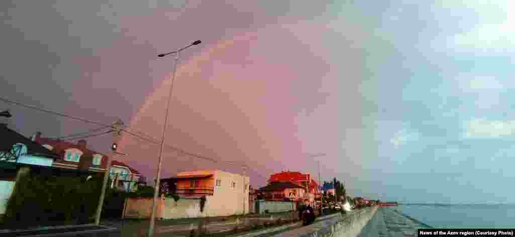 Веселка над будинками в мікрорайоні «Слобідка»