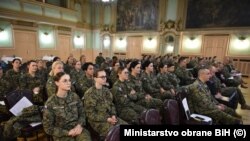 Ukupno, od svih budžetskih institucija u BiH daleko najveći potrošač je Ministarstvo odbrane. Fotogrfafija: Pripadnice Oružanih snaga BiH tokom konferencije o učešću u mirovnim misijama i operacijama 11. maja 2023.