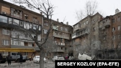 За даними місцевої влади, сили РФ керованою авіабомбою влучили в будівлю «Укрпошти». Фото ілюстративне