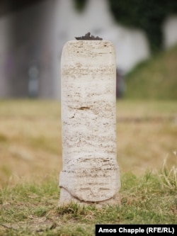 На Московській набережній у Будапешті стоїть стилізований палець із українським тризубом, увінчаний крихітною скульптурою