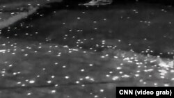 Мінне поле вкрите мінами, що світяться в приборі нічного бачення