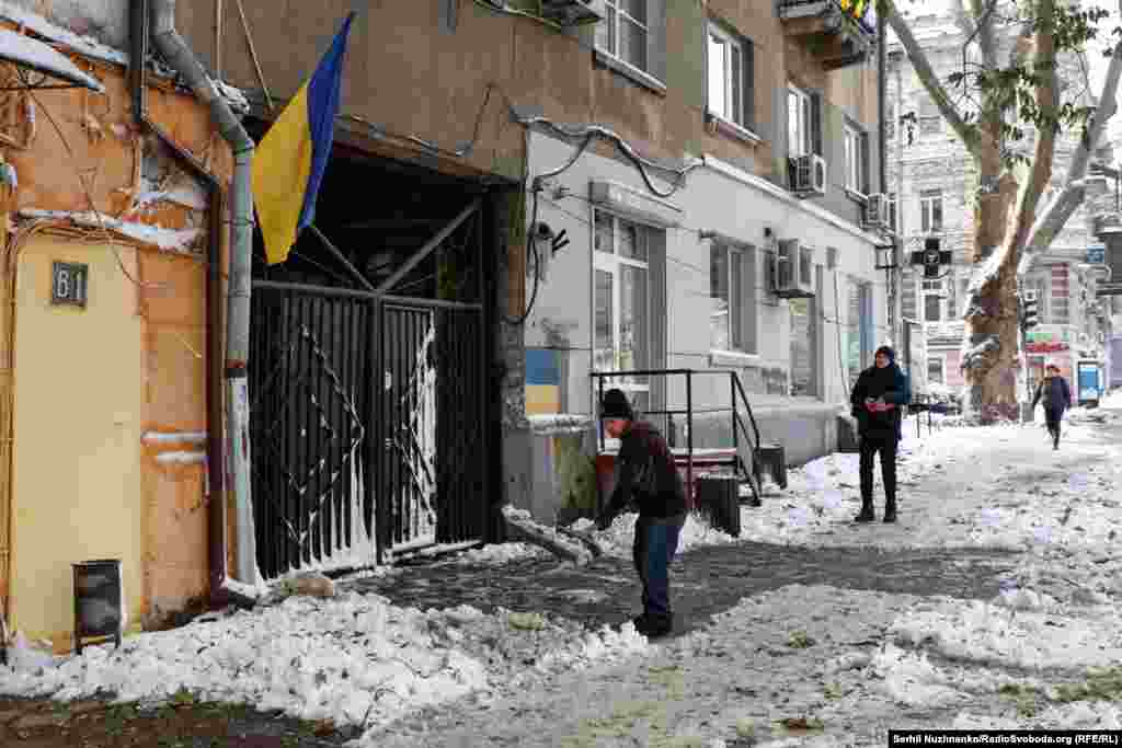 Комунальники ліквідовують наслідки негоди у місті