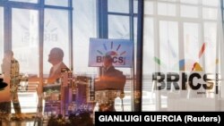 Delegati prolaze pored logoa BRICS-a tokom samita u Johanesburgu u Južnoj Africi, 23. avgust 2023.