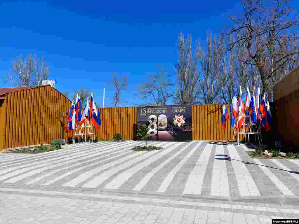 На днях в Феодосии отметили годовщину освобождения города от нацистских захватчиков. О дате напоминает большой пропагандистский плакат