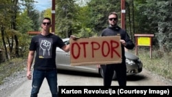 Adi Selman i Nedim Musić iz "Karton revolucije" tokom jedne od njihovih akcija na planini Konjuh u Bosni i Hercegovini 