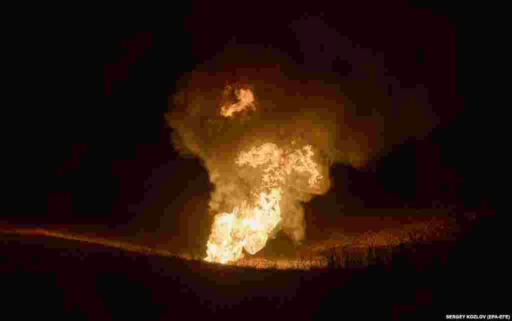 Також через ранкову атаку пошкоджений газопровід у Харкові, повідомила державна енергетична компанія «Нафтогаз». Тисячі жителів залишилися без світла через пошкодження електричної інфраструктури, повідомило Міненерго