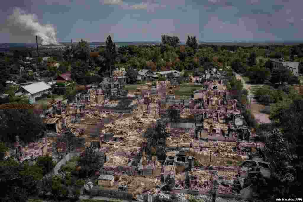 До: будинки в Привіллі, містечку з населенням близько 6500 осіб у Луганській області на сході України. Це фото було зроблене у квітні 2022 року, коли Привілля було прифронтовим, але майже не зруйнованим населеним пунктом. Після: залишки передмістя Привілля, сфотографовані в червні 2022 року, того ж місяця, коли, як стверджували російські війська, вони захопили місто