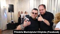 Ion Ceban făcând selfie cu un fan în timpul unui concert pentru diaspora din Europa.