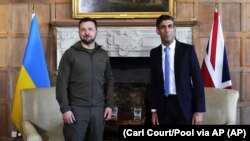 Президент України Володимир Зеленський (ліворуч) і прем’єр-міністр Великобританії Ріші Сунак. Бакінгемшир, Велика Британія, 15 травня 2023 року