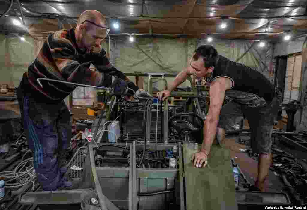 В процесі... Багі є швидкісними транспортними засобами, але вони не мають броні. Тому на фронті їх використовують у ситуаціях, коли треба швидко дістатися певного місця, щоб відкрити вогонь по супротивнику, привезти боєприпаси, продукти і воду, чи забрати поранених, і так само швидко розвернутися і покинути обстрілювану зону. 