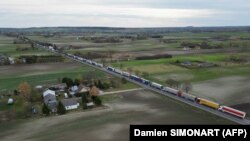 За інформацією прикордонників, нині на трьох пунктах пропуску з польського боку у чергах стоїть понад 3 тисячі вантажівок