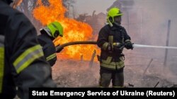 Пожежні працюють на місці російського ракетного удару, Одеса, Україна, 15 березня 2024 року, фото ілюстративне