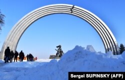 Так звана Арка дружби народів у Києві у грудні 2018 року. Тоді якраз художники намалювали на Арці тріщину