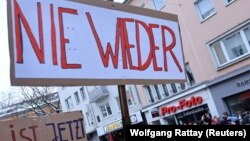 Напис на плакаті: «Ніколи знову», Бонн, 21 січня 2024 року