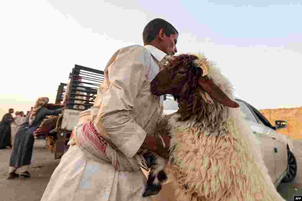 Nakon prvog kamenovanja počinje Kurban bajram koji označava kraj hadža. Kolju se ovce kao sjećanje na prinošenje žrtve – janje koje je Bog dao za žrtvovanje. na obredu koji se održava u isto vrijeme širom svijeta. Priprema kurbana, žrtvene životinje, Saudijska Arabija, juni 2023.