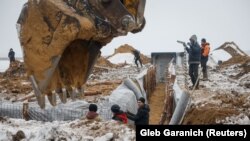 Будівництво нових укріплень для українських військовослужбовців біля російського кордону в Чернігівській області, Україна, січень 2024 року