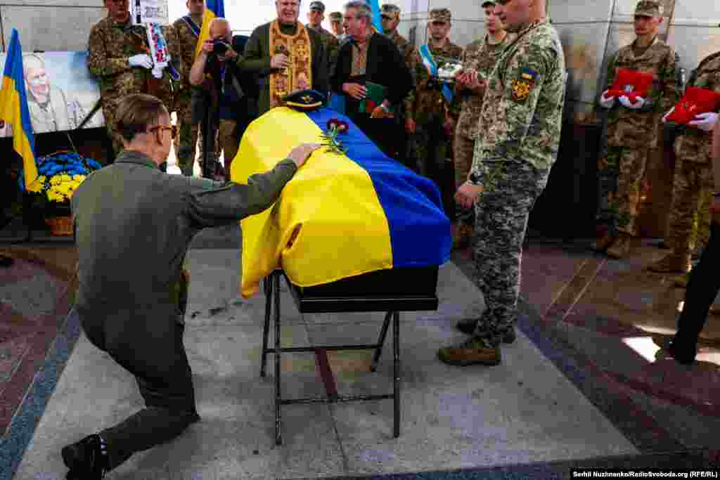 «Він з перших днів відкритої збройної агресії здійснював бойові вильоти разом зі своїми побратимами. Вони зробили на той час неймовірне, попри перевагу в кількості техніки та якості озброєння противника. І завдяки вдалим діям нам вдалося захистити небо Києва», – розповів Радіо Свобода Анатолій Кривоножко.