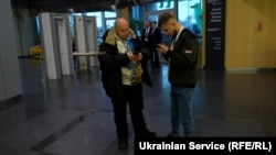 Повернутий з депортації Богдан Єрмохін і батько трьох депортованих дітей Євген Межевий у Ризі на міжнародній конференції «Війна Росії проти дітей»