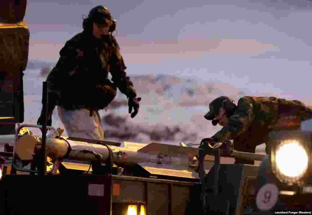 Екіпаж готує реактивний літак Gripen до зльоту. Авіабаза на півночі Швеції, 4 березня. Шведи були здебільшого проти перспективи членства в НАТО до російського повномасштабного вторгнення в Україну. Опитування, проведене протягом кількох днів після його початку, показало, що 41% шведів виступають за приєднання до альянсу, 35% &ndash; проти, а решта респондентів висловили невпевненість