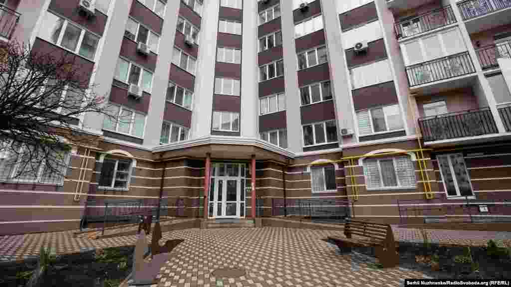 Під час руху колони російських військ через місто вівся безладний вогонь по житлових будинках, кажуть місцеві жителі, Буча, Київська область, 1 березня 2022 року. Праворуч – фото від лютого 2023 року