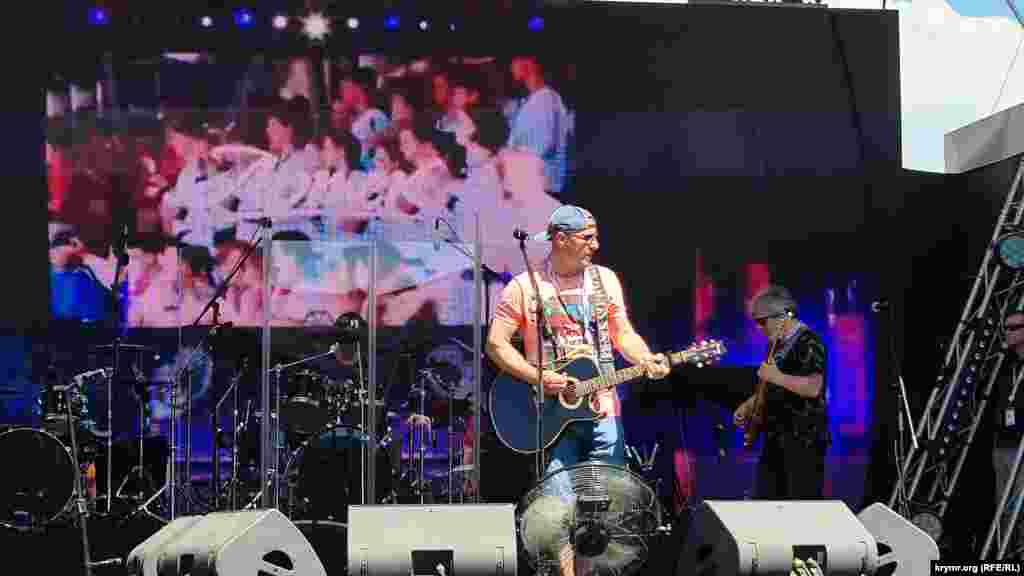 В день открытия фестиваля состоялся гала-концерт «Движение патриотической песни», где выступили начинающие артисты и звезды российской эстрады