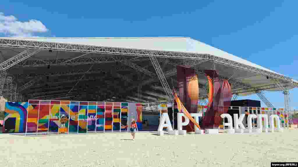 На фестивале работал большой павильон выставки «АРТ-ЭКСПО»