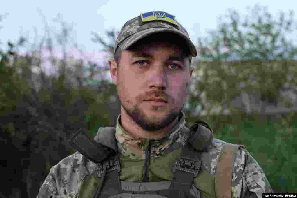 Військовослужбовець 35-ї бригади з позивним «Лось». Хлопець говорить, що за своїм бажанням обрав саме цю бригаду морської піхоти. Він служить уже 6 місяців. «Коли ми не на виході, ми завжди навчаємось. У реальному бою найважче, коли нападаєш, закріплюєшся, а потім доводиться тримати оборону. А взагалі наступати, звісно, складніше», – каже боєць