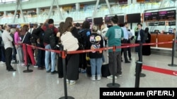 Люди в черзі біля стійок реєстрації в аеропорту Звартноц, на захід від Єревана, квітень 2024 року