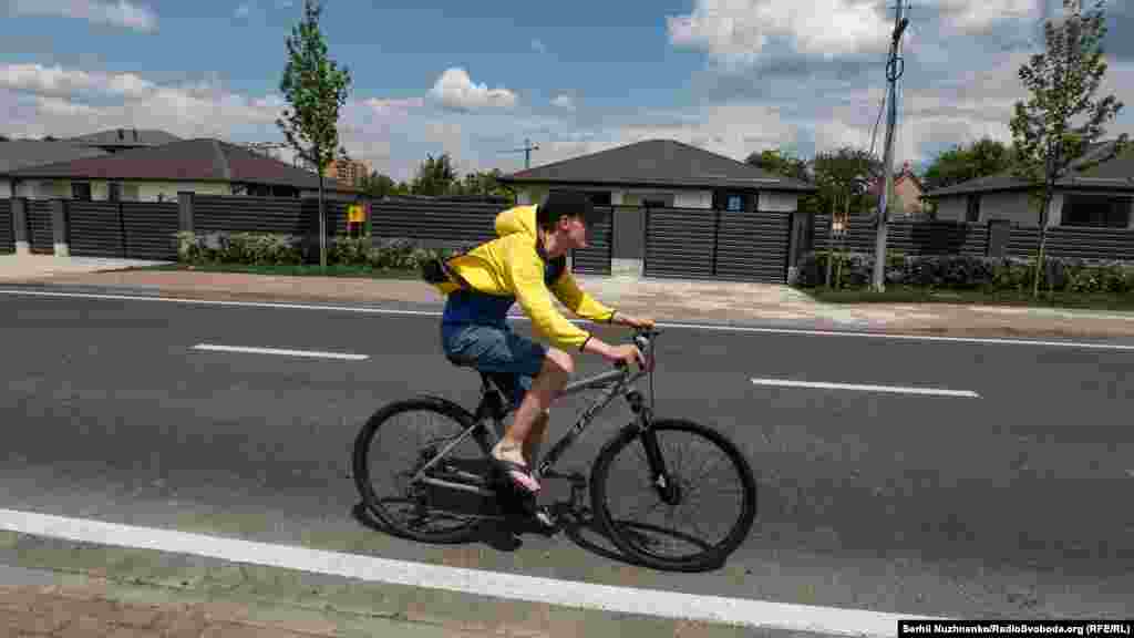 Крім того, унаслідок активних бойових дій російські війська зруйнували й більшість інфраструктури: електроопори, комунікації, дорожнє покриття – все це також відбудували благодійники спільно з міською владою