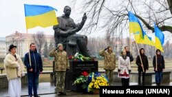 Церемонія покладання квітів до пам’ятника президенту Карпатської України Августина Волошина під час заходів з нагоди Дня Соборності України. Ужгород, 22 січня 2020 року