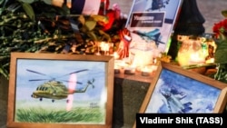 Россия. Брянская область. Клинцы. Стихийный мемориал в память о погибших в авиакатастрофе Ми-8.