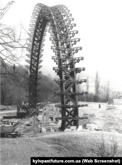 Під час будівництва Арки в Києві у 1980 році. Зведенння монументу припало на час брежнєвського застою, провідником якого в радянській Україні був Володимир Щербицький