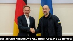Прем’єр-міністр Україні Денис Шмигаль (правруч) і міністр фінансів Німеччини Крістіан Лінднер. Київ, 14 серпня 2023 року