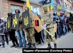 «Русин» (праворуч) та інші учасники ходи від обласної ради до Алеї Слави 13 квітня 2014 року. Фото з власного архіву «Русина»