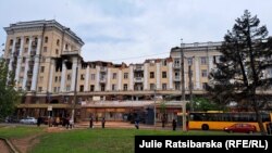 На місце ракетного удару по Дніпру, якого армія РФ завдала 19 квітня, жителі несуть квіти. Під завалами 5-поверхового будинку загинуло троє людей, Дніпро, 20 квітня 2024