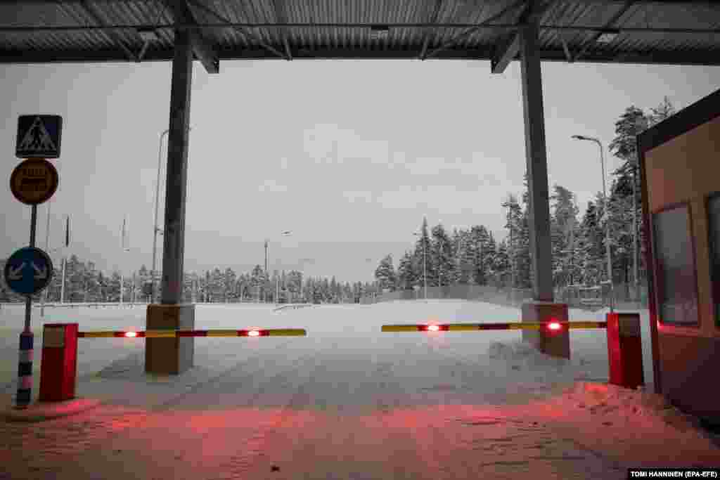 Між Росією та Фінляндією існують вісім прикордонних переходів для автомобільного та іншого транспорту. У ніч з 18 на 19 листопада фінська влада закрила до 18 лютого наступного року чотири з них на південному сході країни, які є найближчими до Санкт-Петербурга. Залишалися працювати чотири КПП на сході та північному сході, на кордоні з російськими Карелією та Мурманською областю. А тепер Фінляндія тимчасово закрила усі переходи.