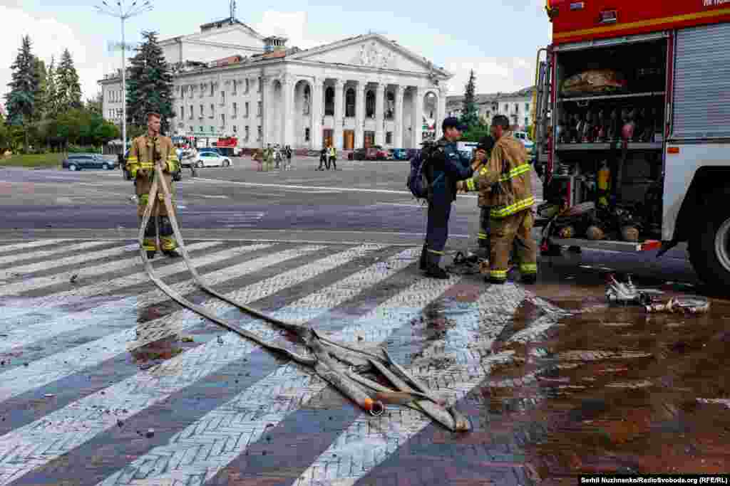 «Усі, хто перебував у драмтеатрі, вчасно спустилися до укриття. Працівники Національної поліції після оголошення повітряної тривоги намагалися завести всіх в укриття», – наголосив міністр внутрішніх справ України Ігор Клименко