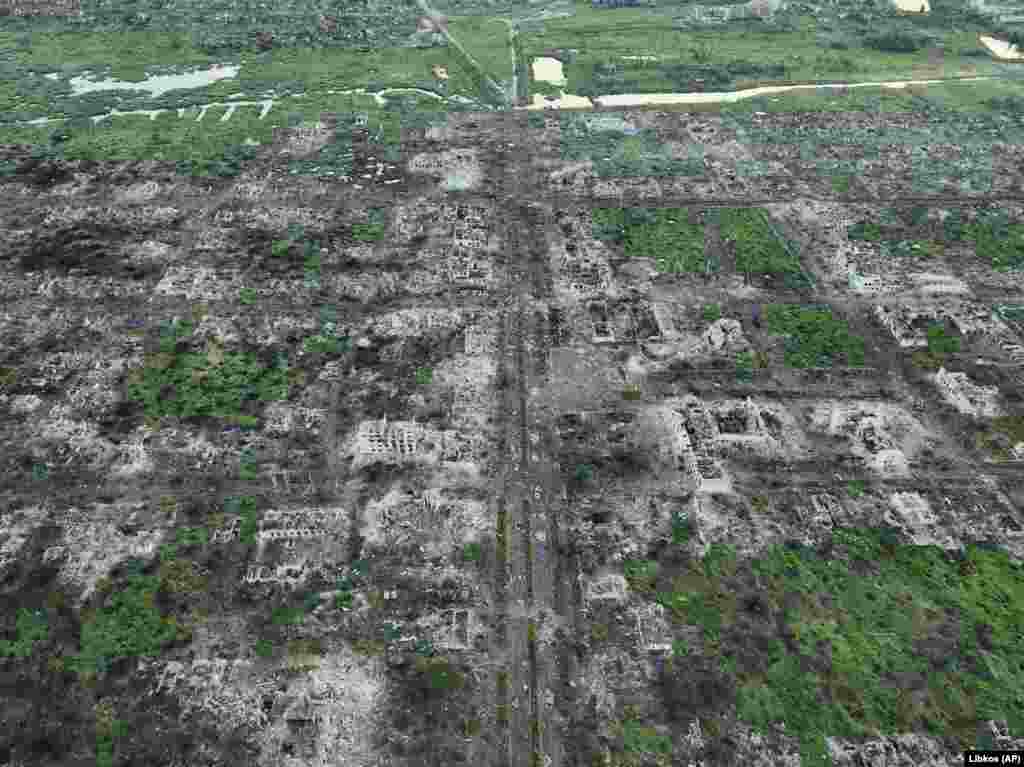 Разрушенные пригороды Марьинки в мае 2023 года. Марьинка была оккупирована российской армией в декабре прошлого года. Когда это случилось, главнокомандующий Вооруженными силами Украины Валерий Залужный заявил, что "этого города больше нет"