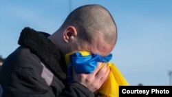 Один із 207 полонених, яких вдалося повернути через обмін із Росією 31 січня 2024 року, фото ілюстративне