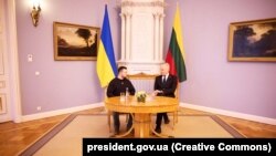 Президент України Володимир Зеленський (ліворуч) і президент Литви Гітанас Науседа. Вільнюс, 10 січня 2024 року